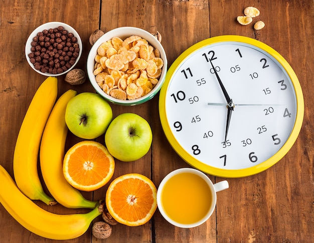 Gezond huisgemaakt ontbijt met muesli, appels, vers fruit en walnoten