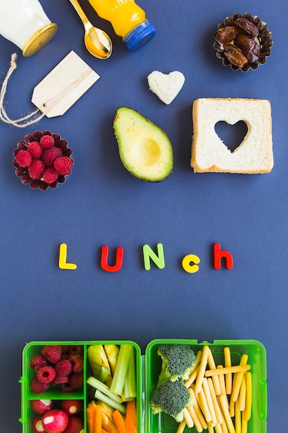 Gezond lunchvoedsel dichtbij het schrijven