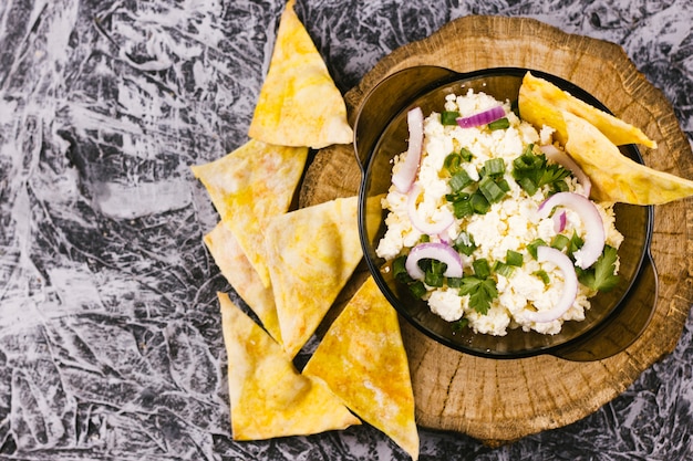 Gratis foto gezond mexicaans eten met nachos bovenaanzicht