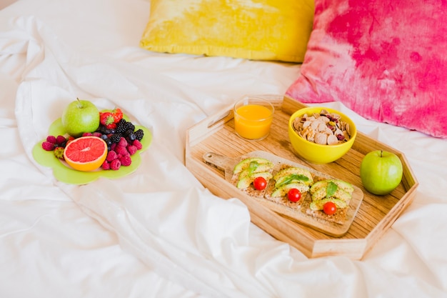 Gezond ontbijt geserveerd op bed