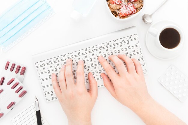 Gezond ontbijt op het bureau