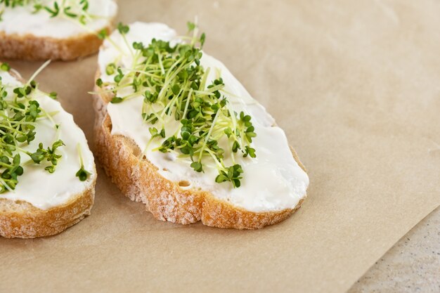 Gezond ontbijt. Sandwich met roomkaas en microgreens.