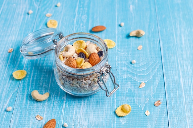 Gezond ontbijt. Verse muesli, muesli met noten en bevroren bessen. Bovenaanzicht. Kopieer ruimte.