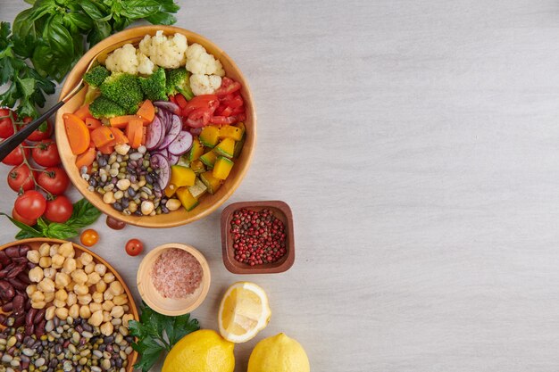 Gezond uitgebalanceerd vegetarisch eten bovenaanzicht