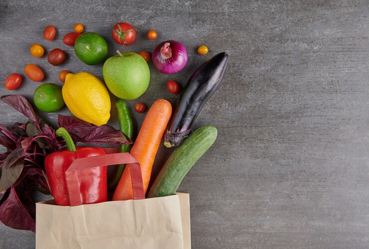 Gratis Foto gezond vegetarisch eten in een papieren zak
