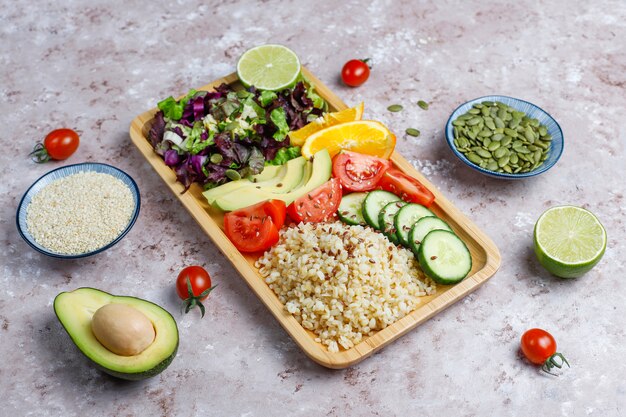 Gezond vegetarisch uitgebalanceerd voedselconcept, verse groentesalade, de kom van Boedha