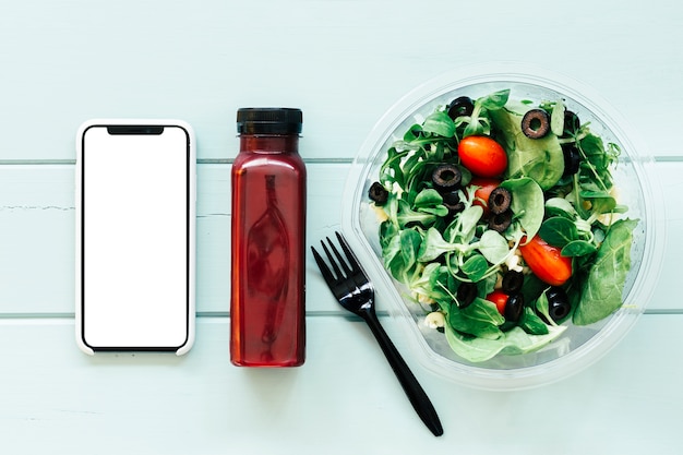 Gezond voedselconcept met smartphone