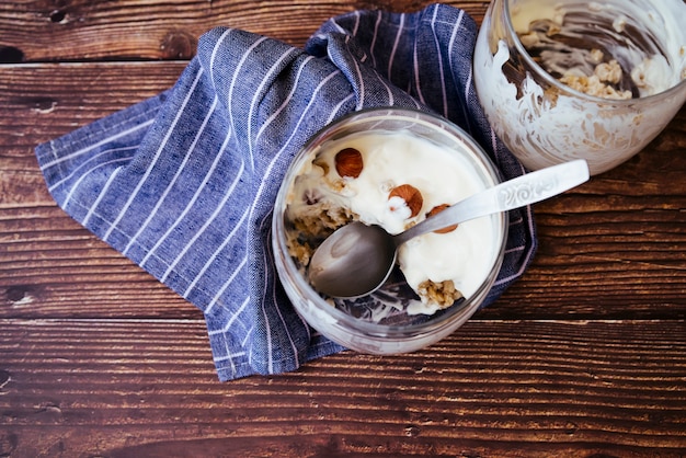 Gezond yoghurt en haverontbijt op houten lijst