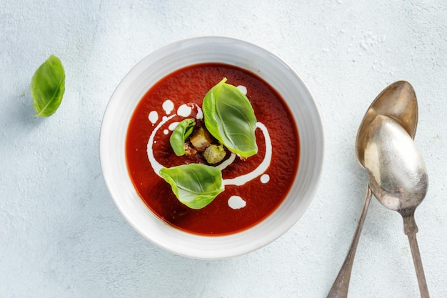 Gratis foto gezonde bowl met tomatensoep