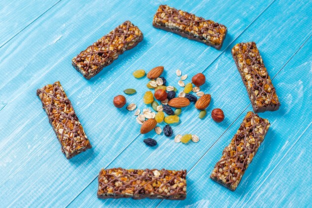 Gezonde delicios granola repen met chocolade en mueslirepen met noten en droog fruit