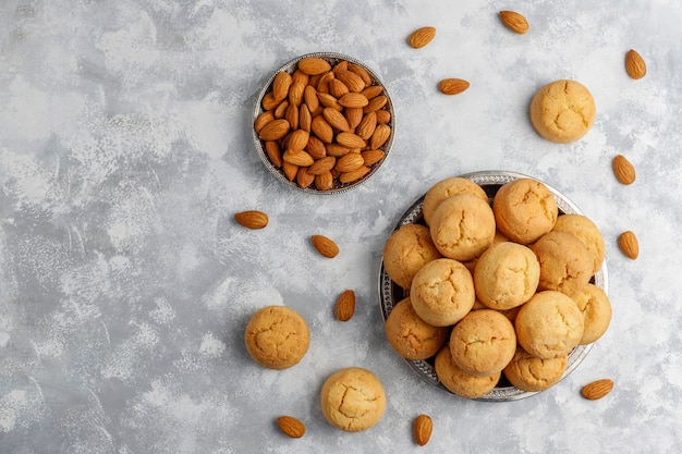 Gezonde eigengemaakte amandelkoekjes op concrete, hoogste mening