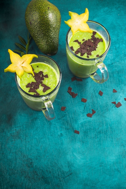 Gratis foto gezonde en heerlijke groene smoothies