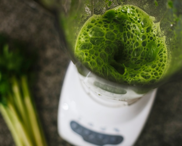 Gezonde groene smoothie in blender