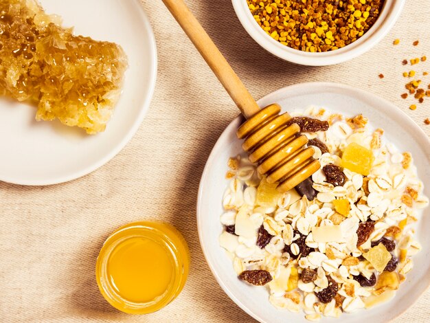 Gezonde haver en biologische honing voor een smakelijk ontbijt