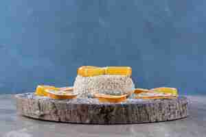 Gratis foto gezonde havermoutpap met plakjes sinaasappelfruit op een houten stuk.
