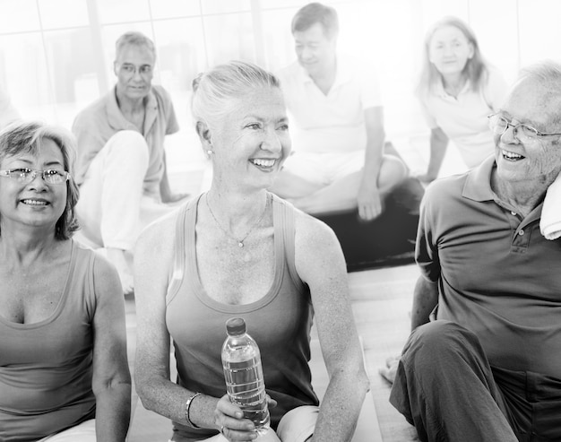 Gezonde hogere mensen op de sportschool