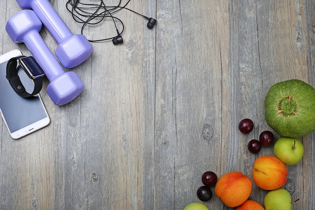 Gezonde levensstijl dumbbell slim horloge en fruit