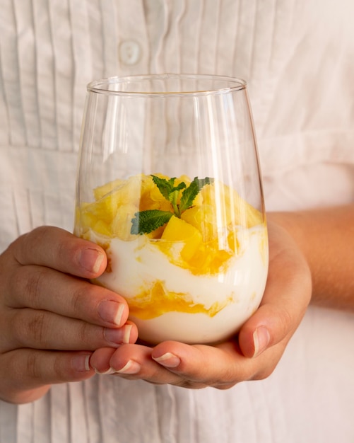 Gratis foto gezonde maaltijd met yoghurt en ananas in glas