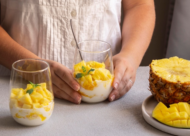 Gezonde maaltijd met yoghurt en ananas in glas