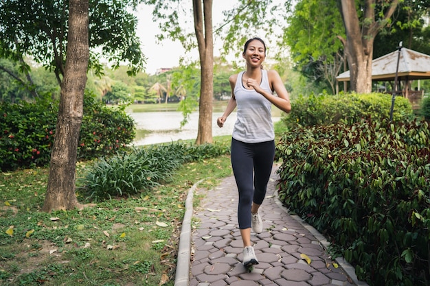 Gezonde mooie jonge Aziatische runner vrouw in sportkleding lopen en joggen