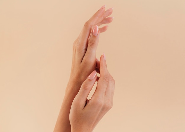 Gezonde mooie manicure vrouw handen