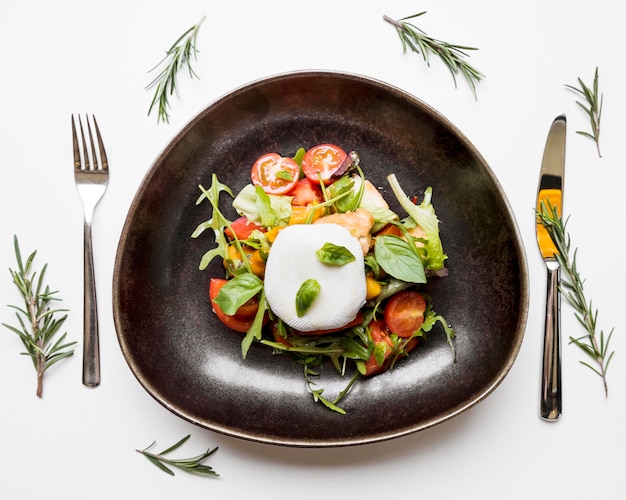 Gratis foto gezonde salade met tomaten