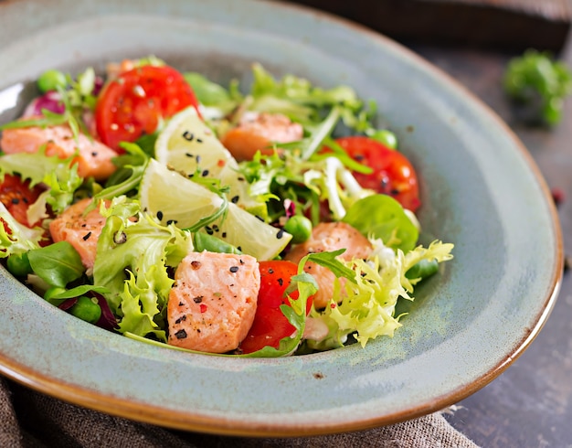 Gezonde Salade Met Vis. Gebakken zalm, tomaten, limoen en sla. Gezond eten.