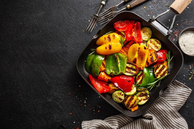 Gezonde smakelijke groenten die op pan worden geroosterd