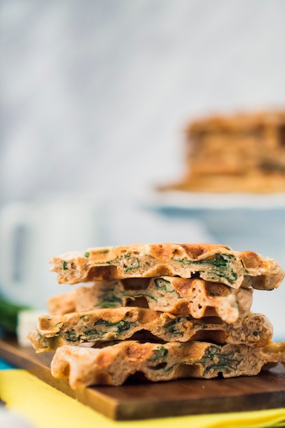 Gezonde smakelijke wafels op houten hakbord