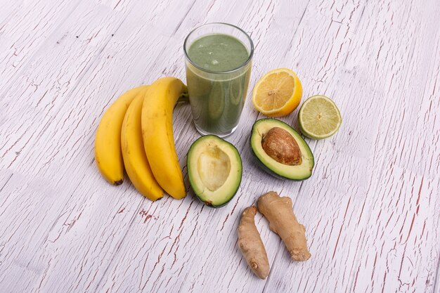 Gezonde smoothie met bananen, avocado, limoen en gember liggen op de tafel