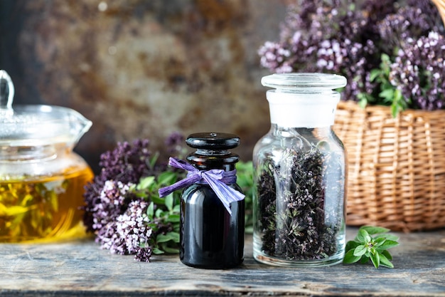 Gezonde thee van oreganobloemen in een mooie mok op een houten achtergrond