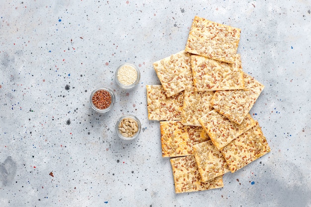 Gezonde vers gebakken glutenvrije crackers met zaden.