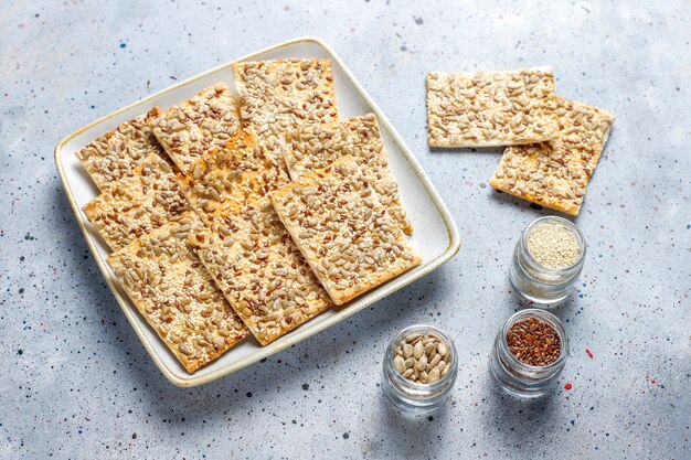 Gezonde vers gebakken glutenvrije crackers met zaden