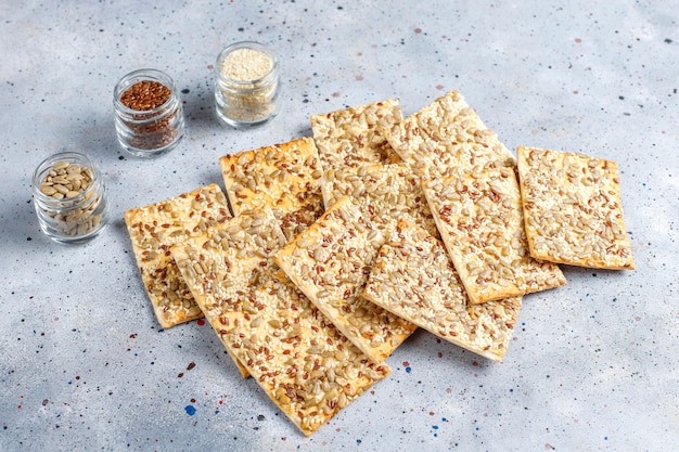 Gratis foto gezonde vers gebakken glutenvrije crackers met zaden.