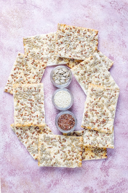 Gezonde vers gebakken glutenvrije crackers met zaden.