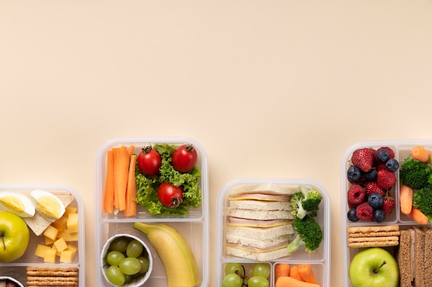 Gezonde voeding lunchboxen arrangement met kopieerruimte