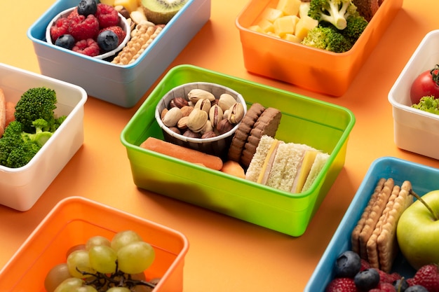 Gratis foto gezonde voeding lunchboxen hoge hoek