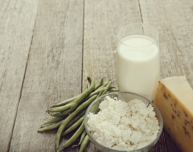 Gezonde voedselingrediënten op rustieke tafel