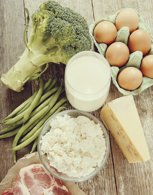 Gezonde voedselingrediënten op rustieke tafel