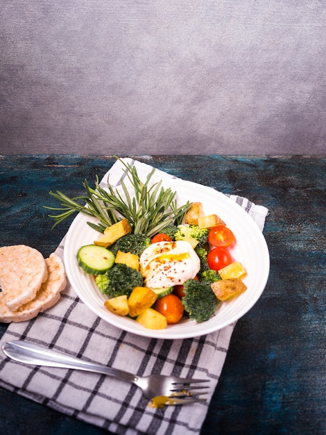 Gratis foto gezonde voedselsamenstelling met verse salade