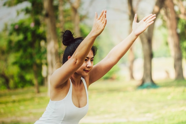 Gezonde vrouw die zich strekt en yoga doet