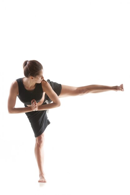 Gezonde vrouw doen stretching met haar linkerbeen