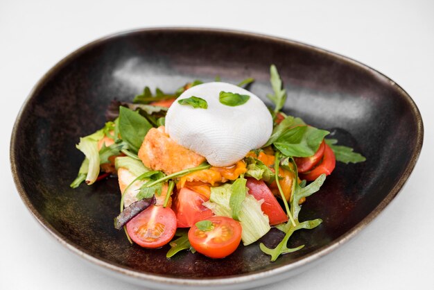 Gezonde zalm en kruiden close-up