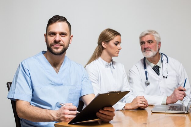 Gezondheid mannen lachen professionele groep chirurg