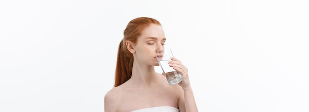 Gratis foto gezondheid mensen eten sport levensstijl en schoonheid inhoud lachende jonge vrouw met glas water