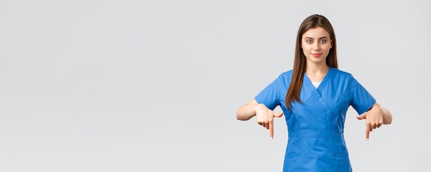 Gezondheidswerkers voorkomen virusverzekering en medicijnconcept glimlachend mooie verpleegster of arts in bl