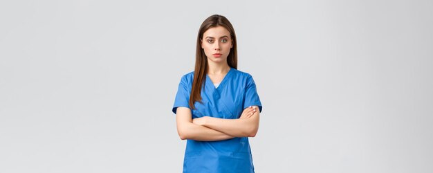 Gezondheidswerkers voorkomen virusverzekering en medicijnconcept serieuze en zelfverzekerde vrouwelijke verpleegster i