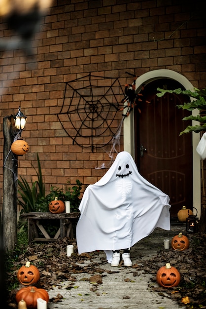 Gratis foto ghost kostuum voor halloween-feest