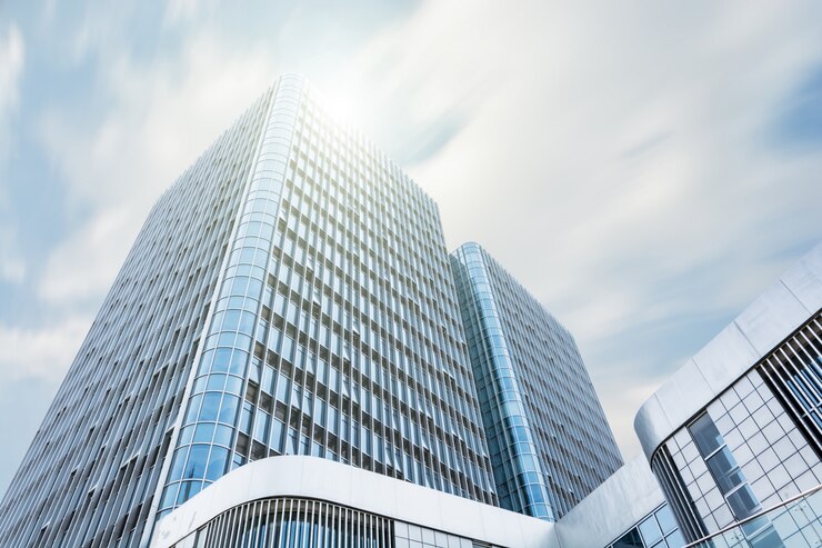 Gratis Foto giant gebouw met de zon boven