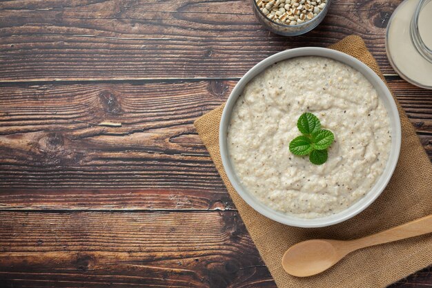 Gierstcongeepap klaar om te serveren